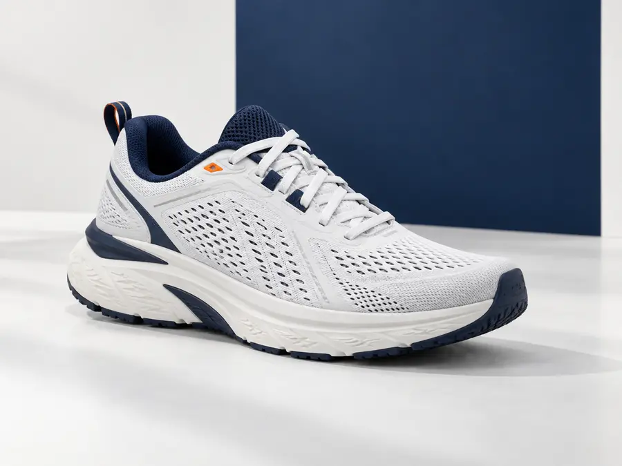 Tênis esportivo branco e azul-marinho